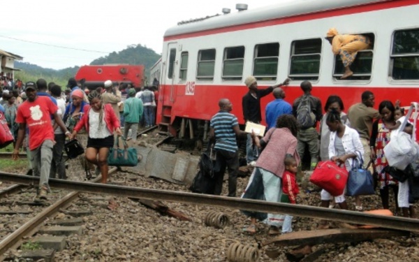 CAMEROUN: Un train déraille et fait 55 morts CAMEROUN: Un train déraille et fait 55 morts