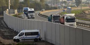MIGRANTS : Le mur "anti-intrusions" de Calais est achevé MIGRANTS : Le mur "anti-intrusions" de Calais est achevé
