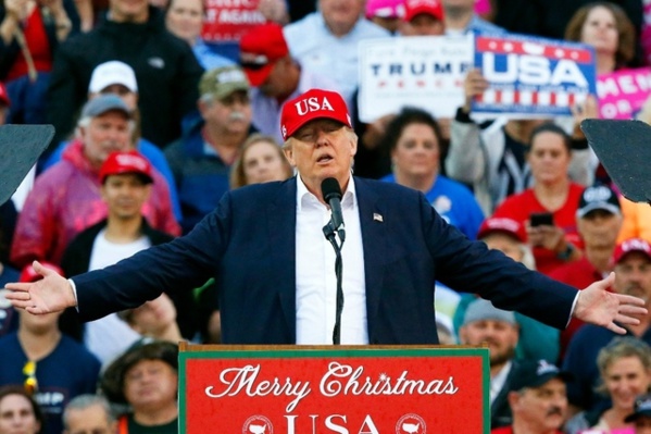 Passe d'armes entre Donald Trump et Bill Clinton Passe d'armes entre Donald Trump et Bill Clinton