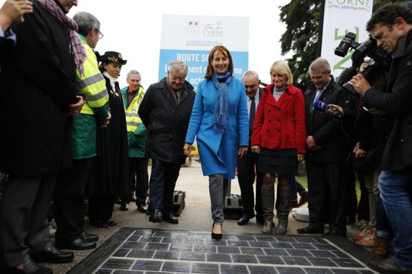Ségolène Royal inaugure la première route solaire au monde Ségolène Royal inaugure la première route solaire au monde