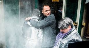 Valls enfariné à Strasbourg au nom du 49-3 Valls enfariné à Strasbourg au nom du 49-3