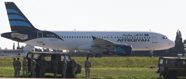 Un avion libyen détourné vers Malte, les pirates se rendent et demandent l'asile politique Un avion libyen détourné vers Malte, les pirates se rendent et demandent l'asile politique