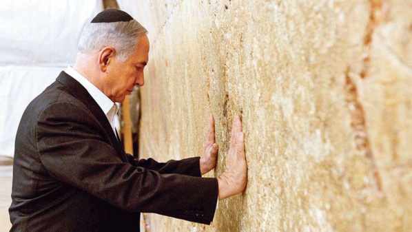 Netanyahu se console devant le Mur des Lamentations Netanyahu se console devant le Mur des Lamentations