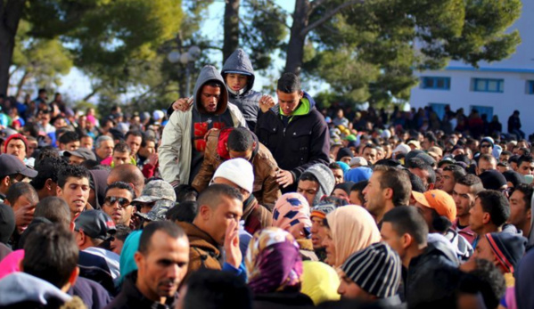 Heurts entre policiers et jeunes demandant du travail en Tunisie Heurts entre policiers et jeunes demandant du travail en Tunisie