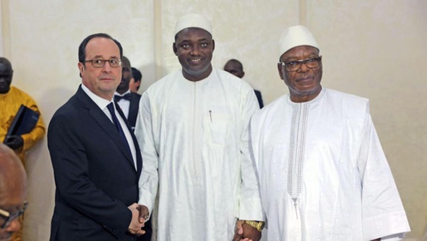 Le Président Barrow, entre Hollande et IBK, au sommet de Bamako Le Président Barrow, entre Hollande et IBK, au sommet de Bamako