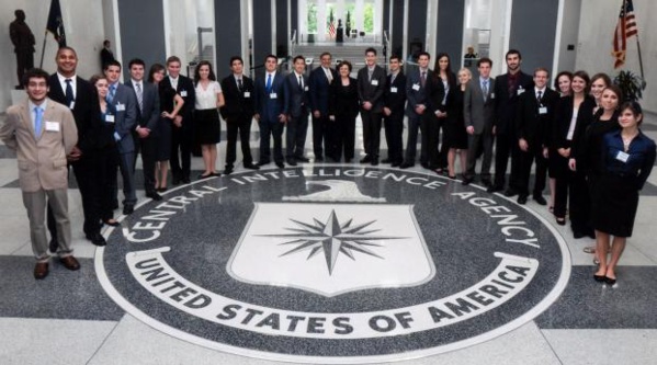 Trump se rendra à la CIA samedi pour tenter d'apaiser la polémique Trump se rendra à la CIA samedi pour tenter d'apaiser la polémique