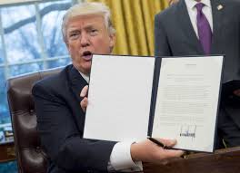 Libre-échange: Trump signe l'acte de retrait des Etats-Unis du TPP
