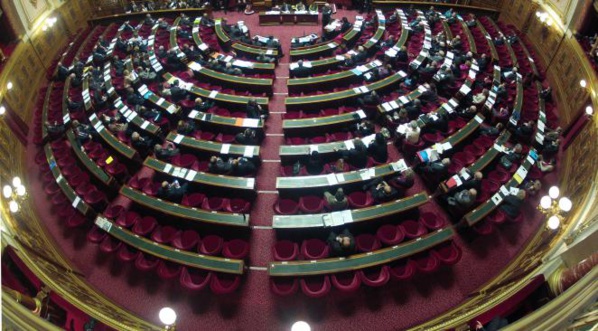 Des policiers débarquent au Sénat pour l'enquête Fillon