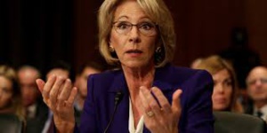USA: le Sénat confirme de justesse la ministre controversée de l'Education de Trump