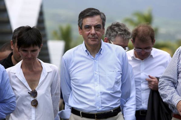Fillon à La Réunion, loin de Paris mais pas des polémiques Fillon à La Réunion, loin de Paris mais pas des polémiques