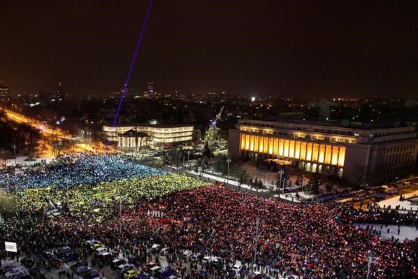 Les Roumains continuent de manifester contre le gouvernement Les Roumains continuent de manifester contre le gouvernement