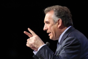 Bayrou critique "l'obstination de Fillon", fait durer le suspense Bayrou critique "l'obstination de Fillon", fait durer le suspense