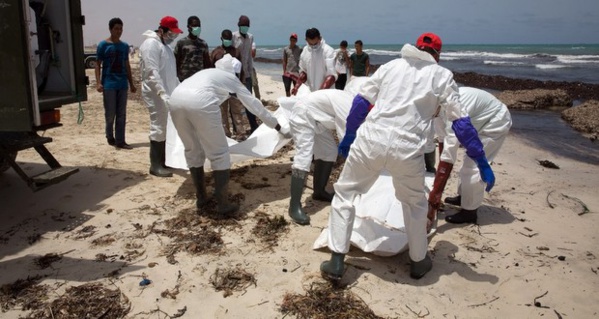Libye: les corps de 74 migrants découverts sur une plage près de Tripoli