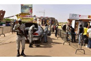 Burkina: deux commissariats attaqués par des jihadistes présumés