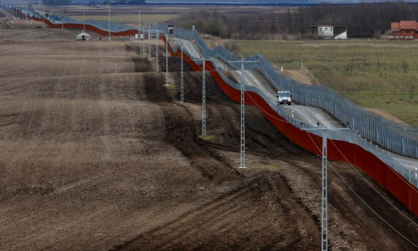 Migrants : Budapest construit sa nouvelle barrière à la frontière sud Migrants : Budapest construit sa nouvelle barrière à la frontière sud