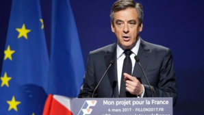 La pression s'accentue sur Fillon, qui "n'abdique pas" La pression s'accentue sur Fillon, qui "n'abdique pas"