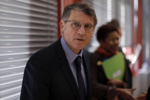 « Chambres à gaz » : l'équipe de Macron dénonce un "dérapage inqualifiable" de Peillon « Chambres à gaz » : l'équipe de Macron dénonce un "dérapage inqualifiable" de Peillon