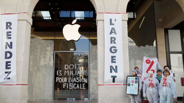 Attac repeint en blanc une boutique Apple pour dénoncer l'évasion fiscale