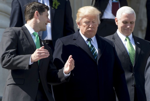 Trump entre Ryan (président de la Chambre des repréentants) et le vice-président Pence (photo AFP) Trump entre Ryan (président de la Chambre des repréentants) et le vice-président Pence (photo AFP)
