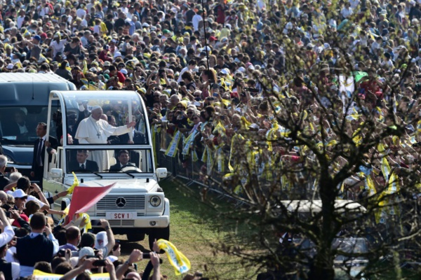 Italie: foule immense pour le pape François près de Milan Italie: foule immense pour le pape François près de Milan
