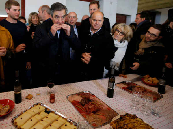 Casseroles et jets d'œufs pour Fillon au Pays basque Casseroles et jets d'œufs pour Fillon au Pays basque