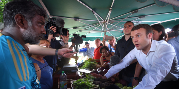 La Réunion: Macron veut réviser la Constitution pour "plus de souplesse" La Réunion: Macron veut réviser la Constitution pour "plus de souplesse"