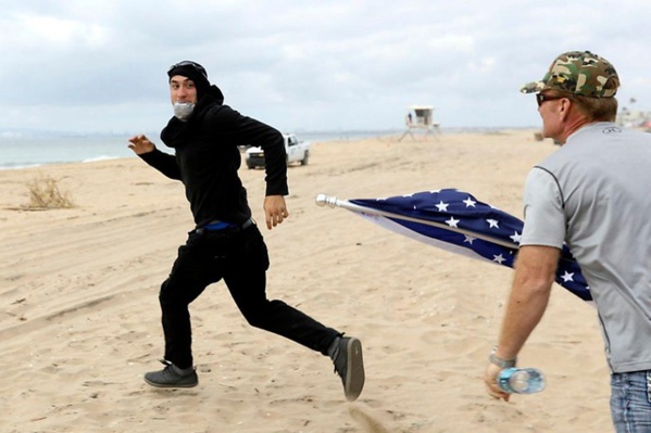 Heurts entre pro et anti-Trump sur une plage californienne Heurts entre pro et anti-Trump sur une plage californienne