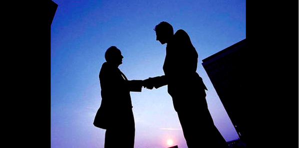 DEUX HAUTS FONCTIONNAIRES : «Nous sommes étouffés par les hommes politiques» DEUX HAUTS FONCTIONNAIRES : «Nous sommes étouffés par les hommes politiques»