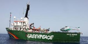 Le président José Mario Vaz rend visite au bateau de Greenpeace après l'arrestation de navires de pêche illégaux Le président José Mario Vaz rend visite au bateau de Greenpeace après l'arrestation de navires de pêche illégaux