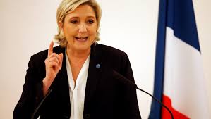 Marine Le Pen fustige l'"indécence" de Valls