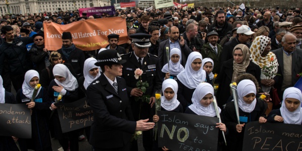 Attentat de Londres: une chaîne humaine en hommage aux victimes