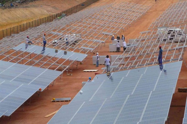 Le Maroc lance la construction d'une centrale solaire photovoltaïque Le Maroc lance la construction d'une centrale solaire photovoltaïque