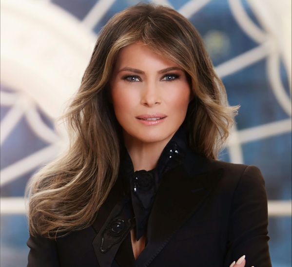 Un premier portrait officiel remarqué, et critiqué, de Melania Trump Un premier portrait officiel remarqué, et critiqué, de Melania Trump