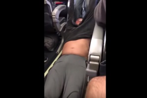 Indignation après l'expulsion musclée d'un passager d'United Airlines Indignation après l'expulsion musclée d'un passager d'United Airlines