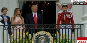 Discret rappel à l'ordre de Melania à Donald Trump pendant l'hymne américain Discret rappel à l'ordre de Melania à Donald Trump pendant l'hymne américain