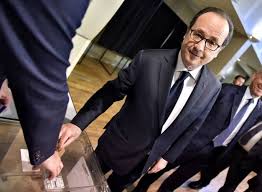 Hollande sonne la mobilisation des ministres contre Le Pen
