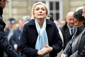 Le Pen ramenée aux racines du FN par son entourage et Macron