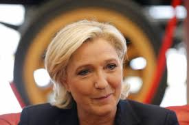 Le Pen pose en porte-parole de la "colère" face aux "puissants"