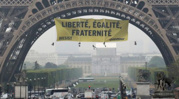 Greenpeace déploie une banderole anti-FN à la tour Eiffel Greenpeace déploie une banderole anti-FN à la tour Eiffel