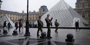 "Retour à la normale" sur l'esplanade du Louvre "Retour à la normale" sur l'esplanade du Louvre