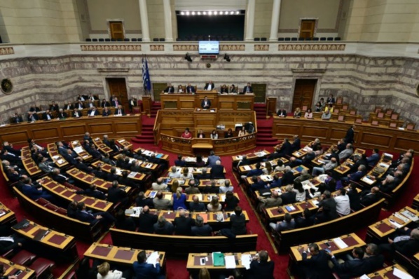 Grèce: sous pression, le Parlement adopte de nouvelles mesures de rigueur Grèce: sous pression, le Parlement adopte de nouvelles mesures de rigueur