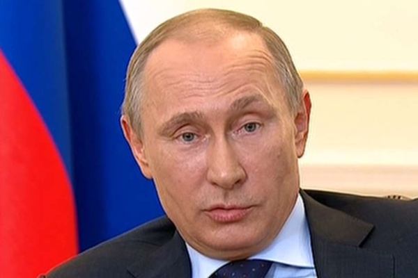 Macron recevra Poutine lundi prochain à Versailles Macron recevra Poutine lundi prochain à Versailles