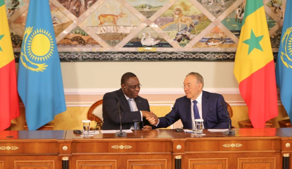 Macky Sall avec son homologue kazakh, Noursoultan Nazarbaïev, en mai 2016 à Astana Macky Sall avec son homologue kazakh, Noursoultan Nazarbaïev, en mai 2016 à Astana