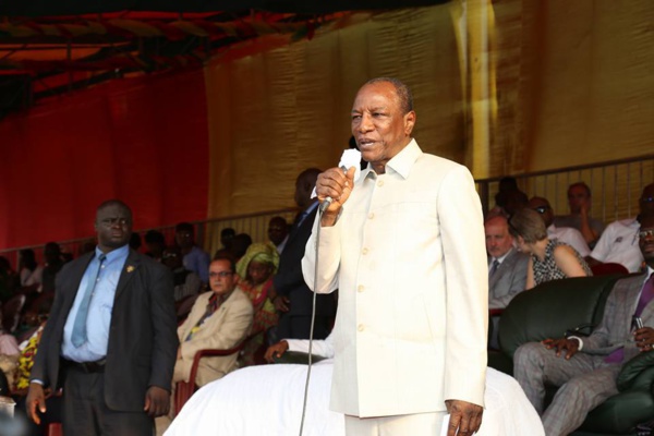 Guinée: le Pr Condé, les étudiants et les tablettes numériques Guinée: le Pr Condé, les étudiants et les tablettes numériques