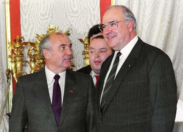 Helmuth Kohl (à droite) avec Mikhail Gorbatchev Helmuth Kohl (à droite) avec Mikhail Gorbatchev