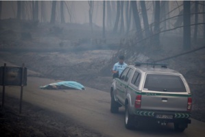Portugal: au moins 62 morts dans l'incendie de forêt, selon un nouveau bilan Portugal: au moins 62 morts dans l'incendie de forêt, selon un nouveau bilan