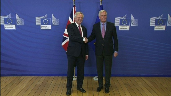 Brexit: Davis et Barnier donnent le coup d'envoi des négociations Brexit: Davis et Barnier donnent le coup d'envoi des négociations