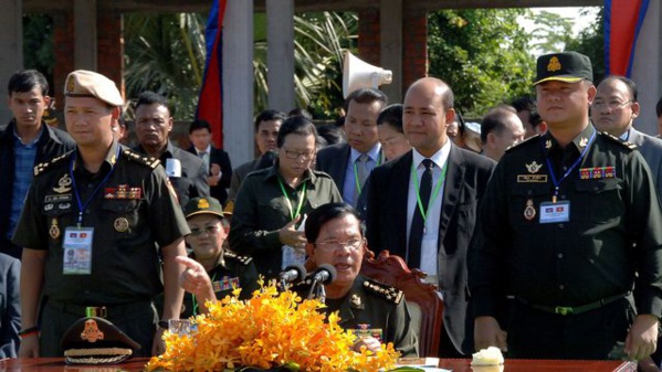 Cambodge: le Premier ministre dit à ses opposants de "préparer leurs cercueils" Cambodge: le Premier ministre dit à ses opposants de "préparer leurs cercueils"