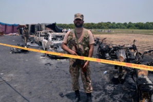 Un camion de carburant s'enflamme au Pakistan: au moins 123 morts