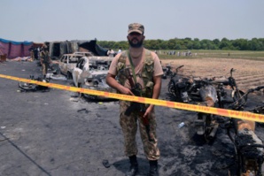 Un camion de carburant s'enflamme au Pakistan: au moins 123 morts Un camion de carburant s'enflamme au Pakistan: au moins 123 morts